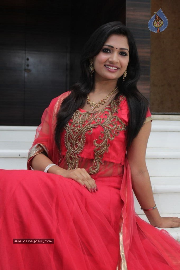 Niranjana Stills - 24 / 66 photos