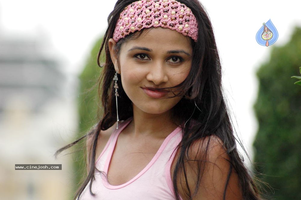 Nisha Kothari Spicy Gallery - 85 / 121 photos