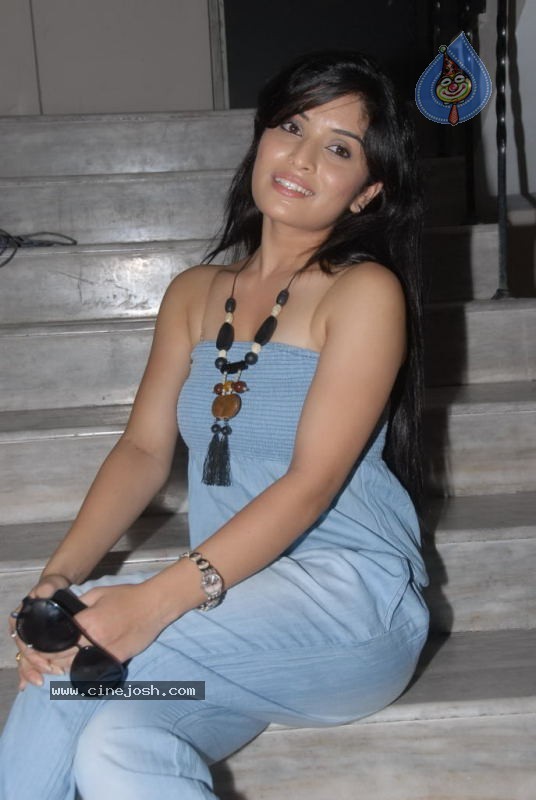 Nisha Shetty Stills - 10 / 43 photos