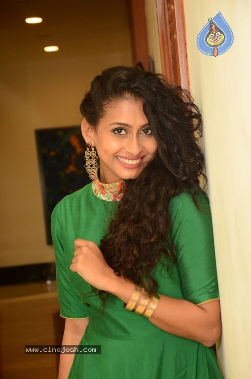 Nithya Naresh Photoshoot - 18 / 39 photos