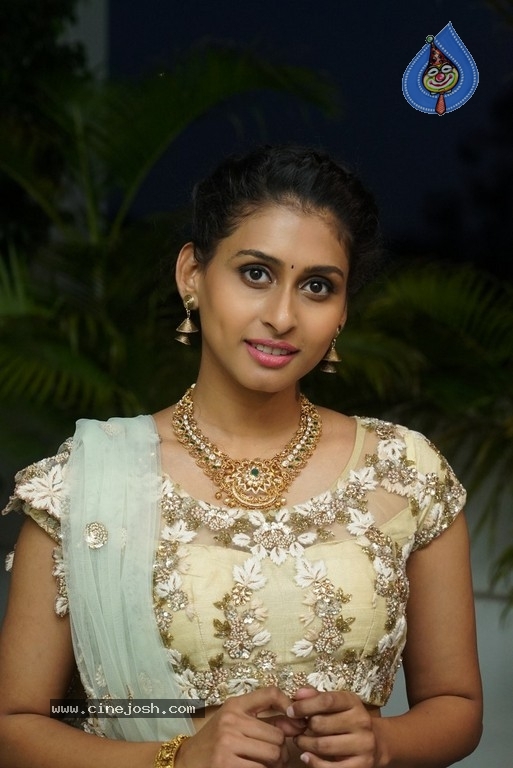 Nithya Naresh Stills - 2 / 14 photos