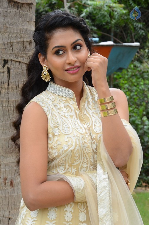 Nithya Photos - 13 / 36 photos