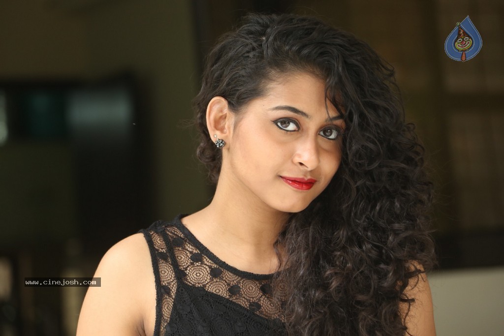 Nitya Stills - 82 / 147 photos