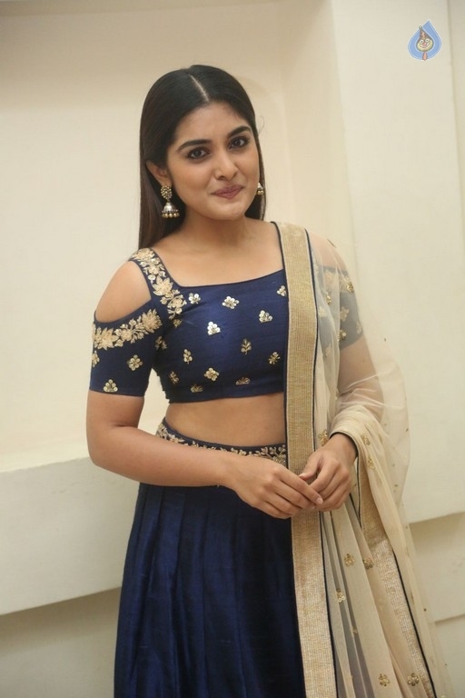 Niveda Thomas Gallery - 13 / 24 photos