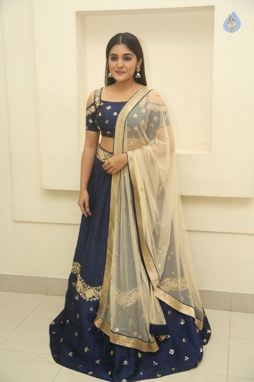 Niveda Thomas Gallery - 19 / 24 photos