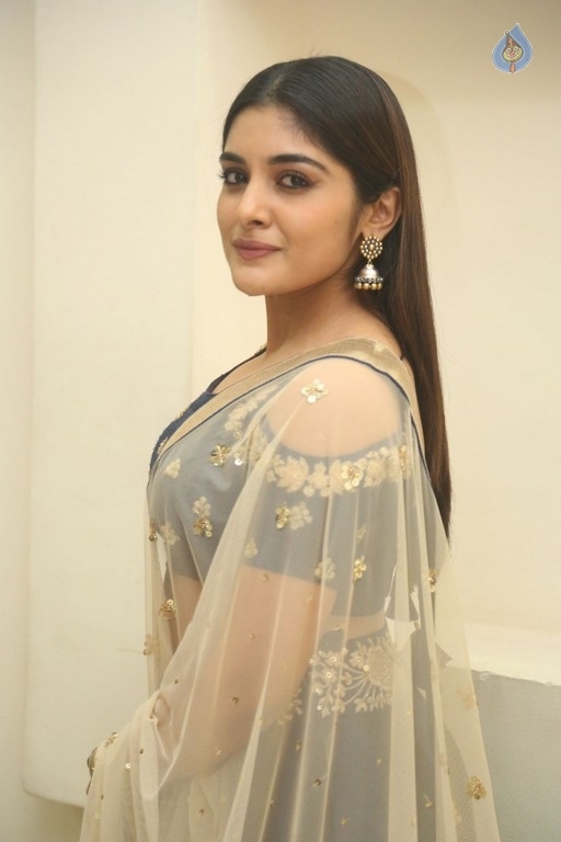 Niveda Thomas Gallery - 21 / 24 photos