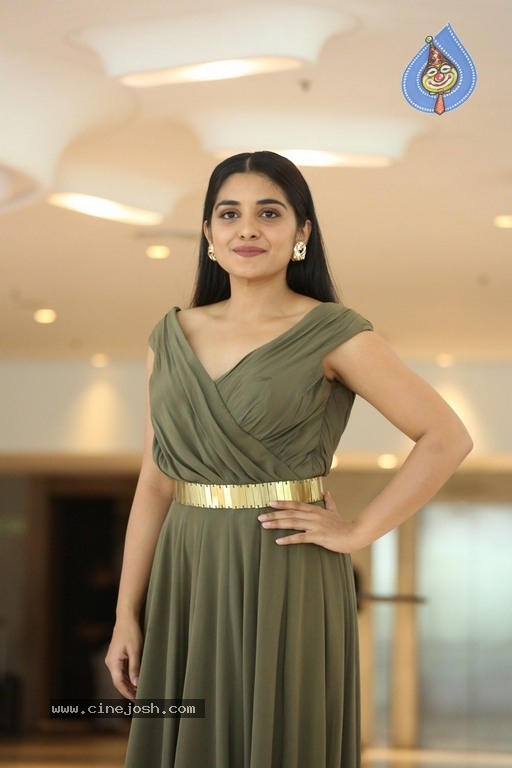 Niveda Thomas Photos - 8 / 21 photos