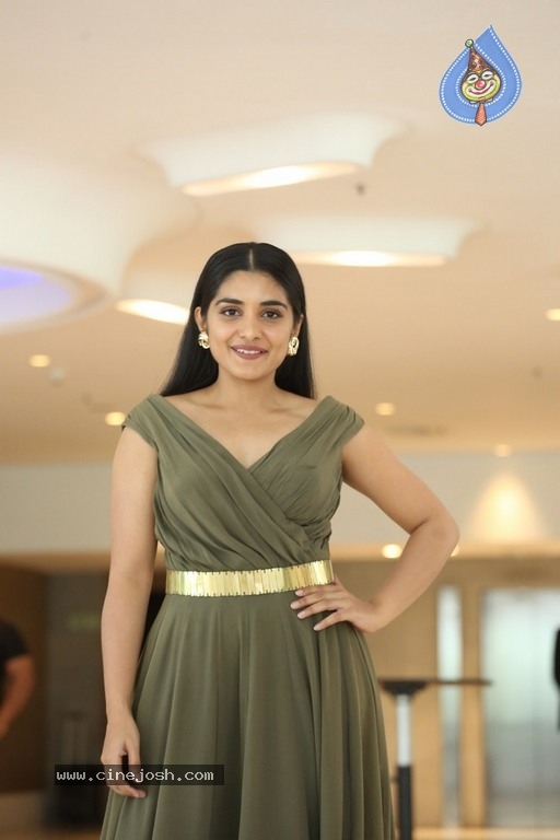 Niveda Thomas Photos - 9 / 21 photos