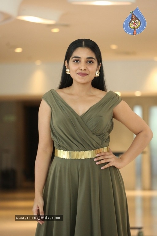 Niveda Thomas Photos - 13 / 21 photos