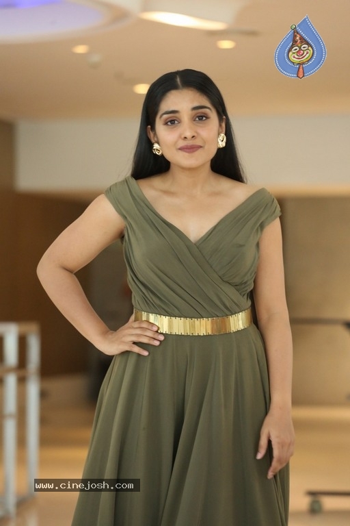 Niveda Thomas Photos - 17 / 21 photos