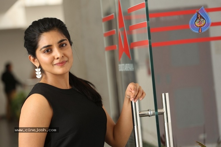 Niveda Thomas Photos - 9 / 21 photos