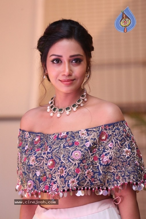 Nivetha Pethuraj Photos - 10 / 21 photos