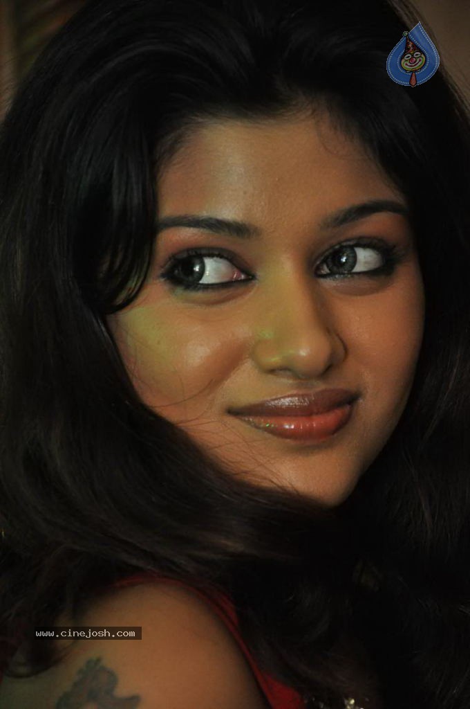 Oviya Helen Stills - 26 / 43 photos