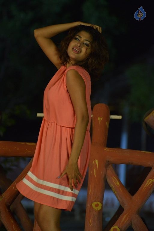 Oviya Latest Photos - 9 / 31 photos