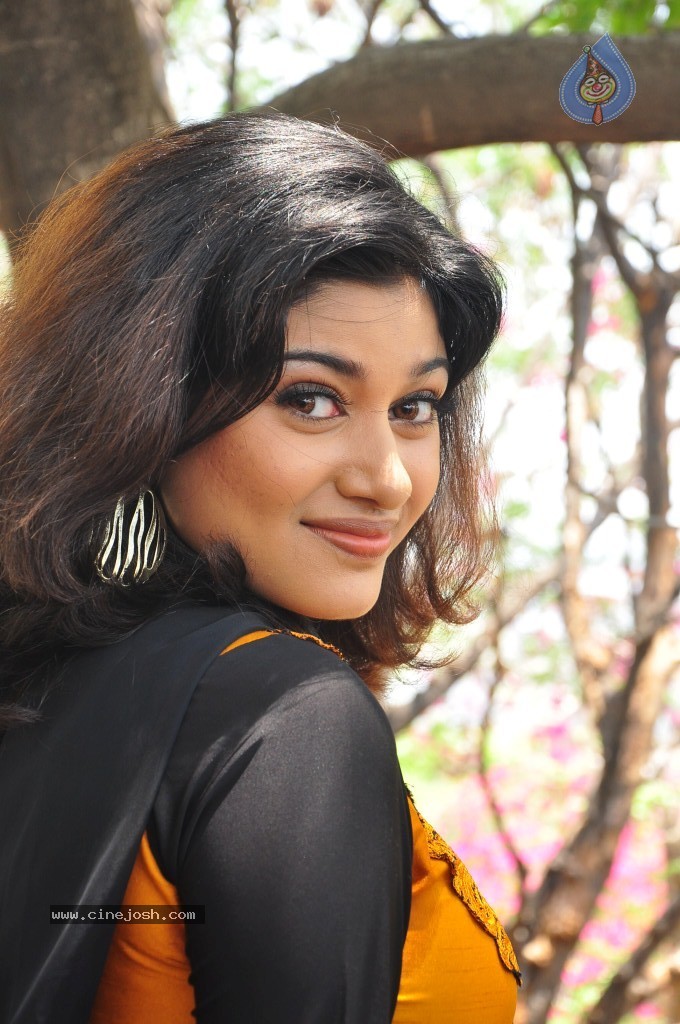 Oviya New Stills - 7 / 75 photos