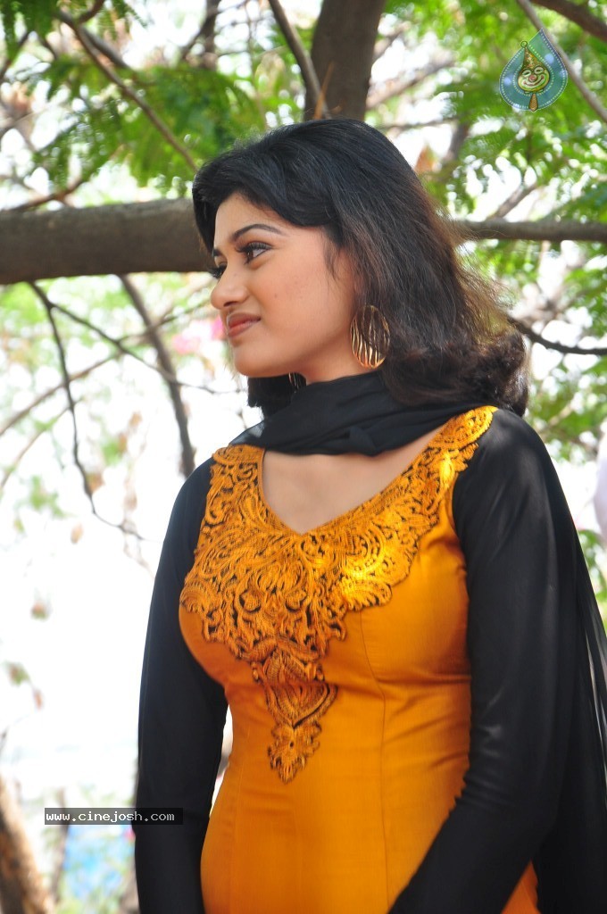 Oviya New Stills - 15 / 75 photos