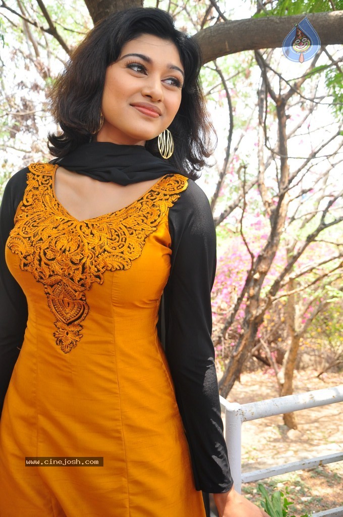 Oviya New Stills - 55 / 75 photos