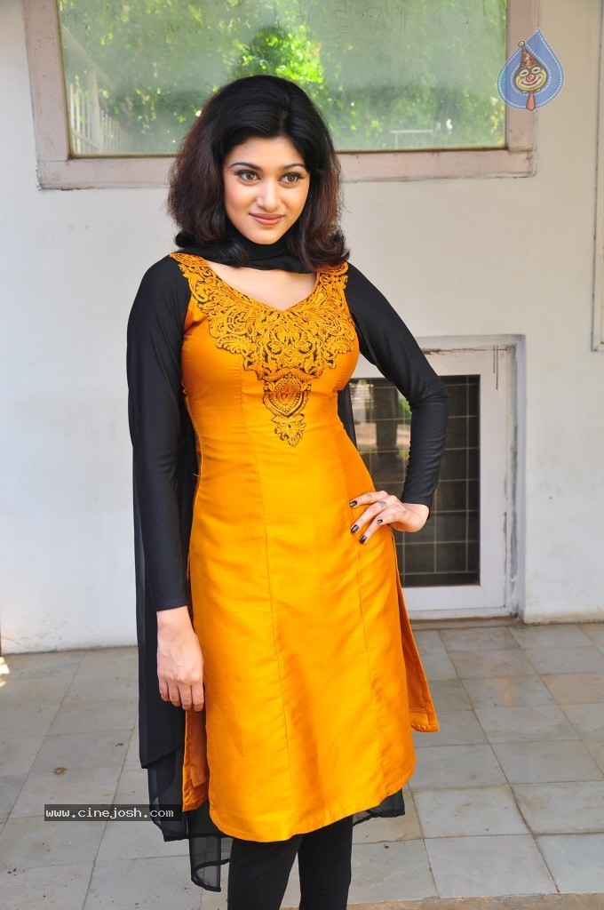 Oviya New Stills - 61 / 75 photos