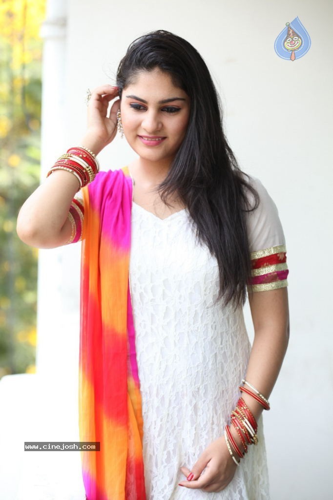 Parinika New Stills - 25 / 74 photos