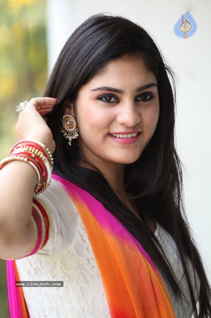 Parinika New Stills - 33 / 74 photos