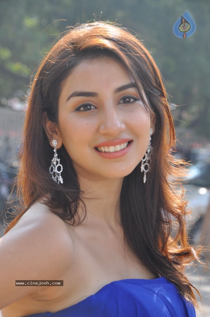 Parul Gulati Stills - 36 / 71 photos