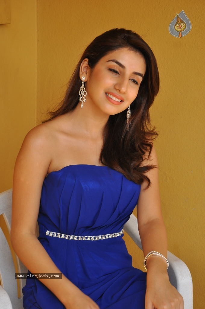 Parul Gulati Stills - 63 / 71 photos