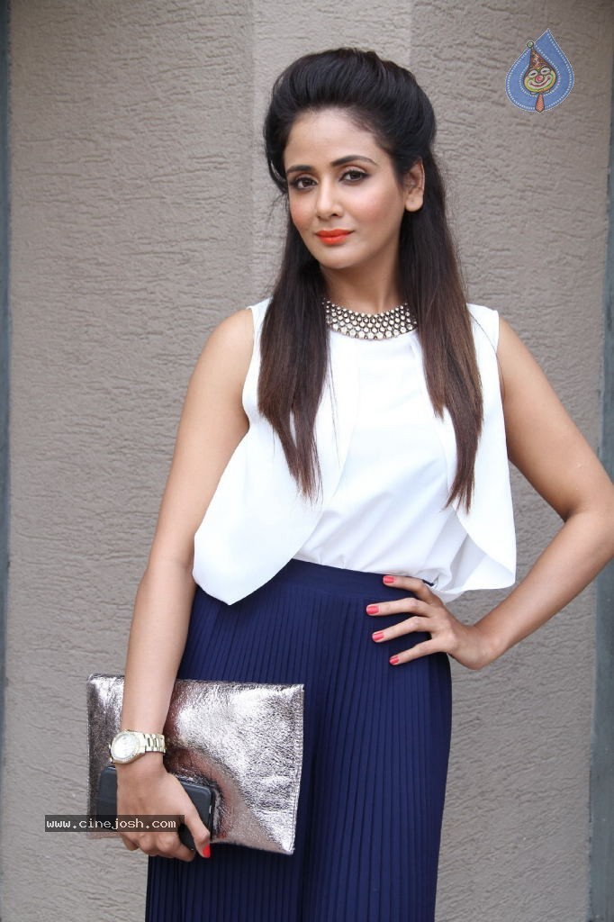 Parul Yadav Gallery - 29 / 124 photos