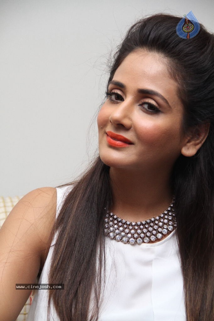 Parul Yadav Gallery - 98 / 124 photos