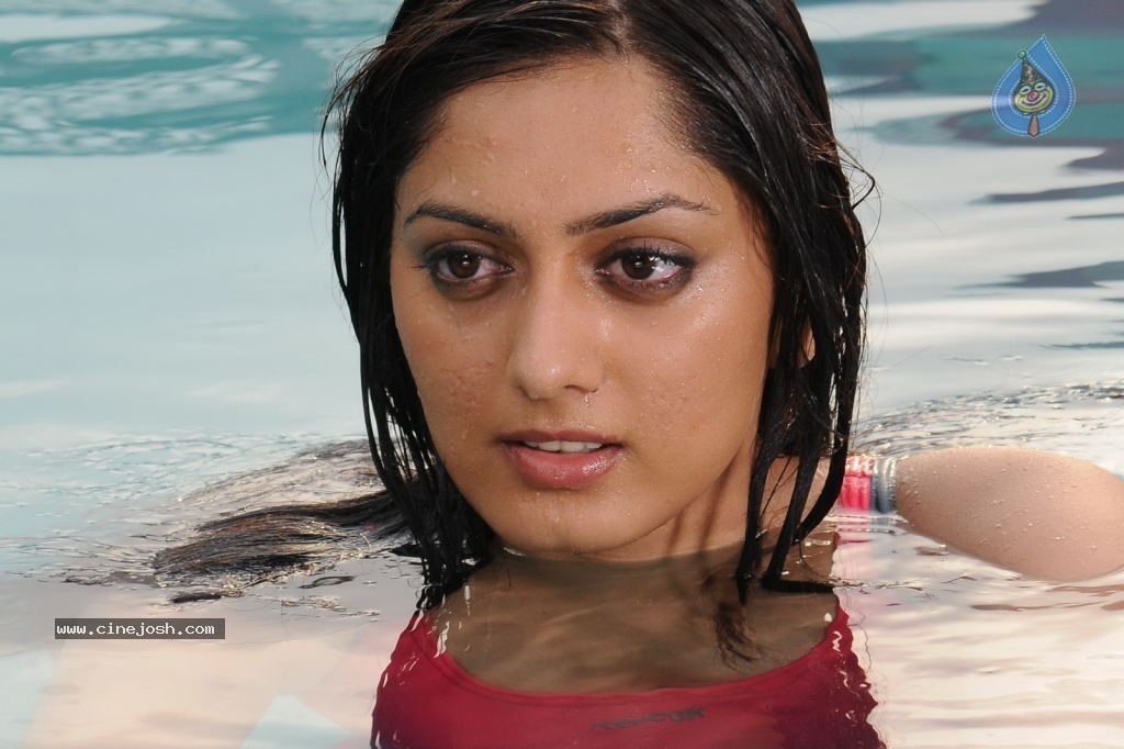 Parvathi Hot Stills - 42 / 89 photos