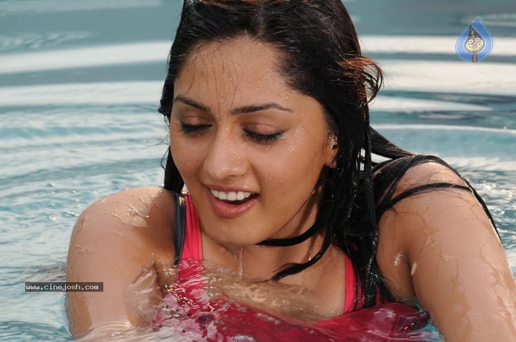 Parvathi Hot Stills - 74 / 89 photos