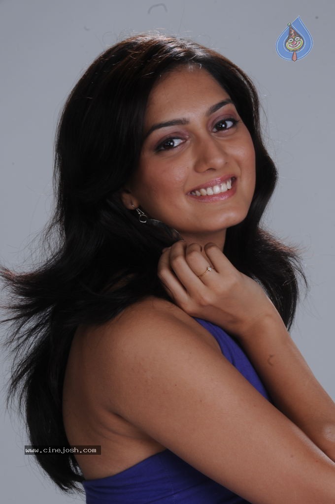 Parvathi New Stills - 14 / 47 photos