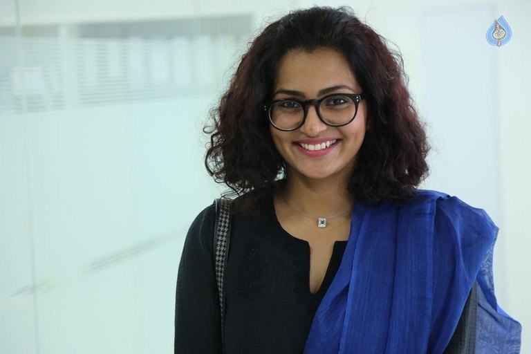 Parvathy Thiruvothu New Hairstyle #parvathythiruvothu #mallugirl  #indiaglitz #shortsvideos - IndiaGlitz.com