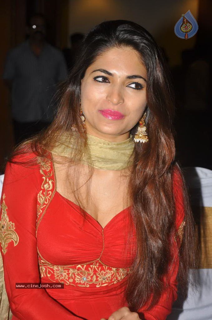 Parvathy New Stills - 4 / 88 photos