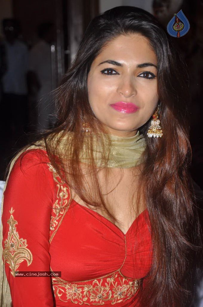 Parvathy New Stills - 9 / 88 photos