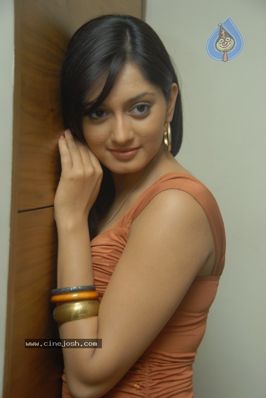 Parvati Vaze Pics - 32 / 62 photos