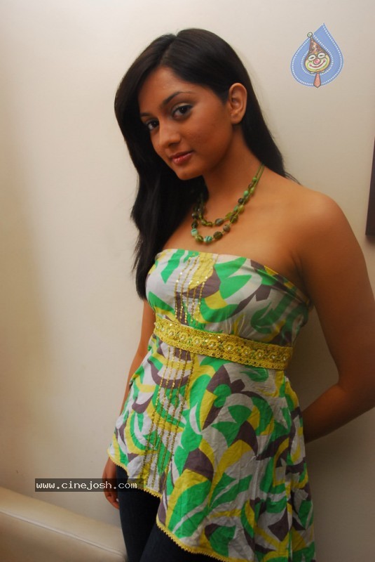 Parvati Vaze Pics - 49 / 62 photos