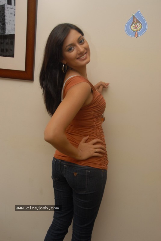 Parvati Vaze Pics - 52 / 62 photos