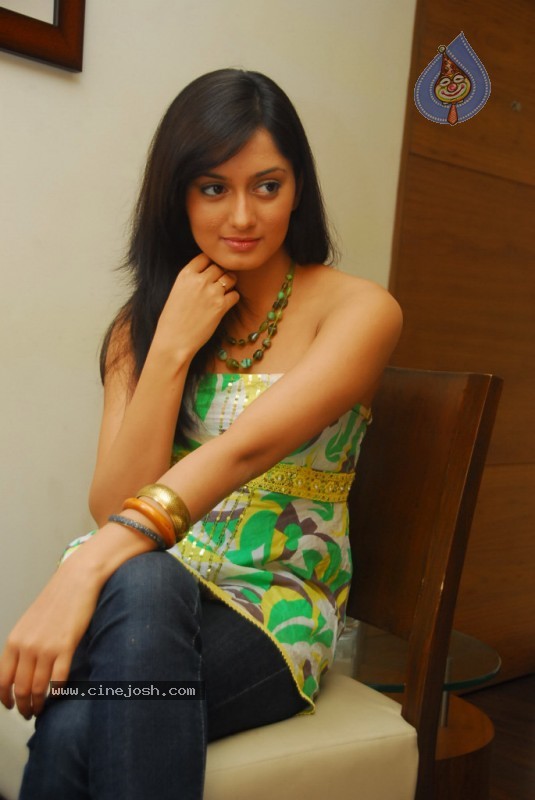 Parvati Vaze Pics - 53 / 62 photos