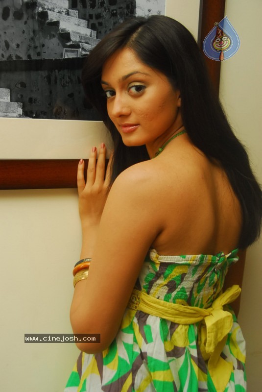 Parvati Vaze Pics - 54 / 62 photos