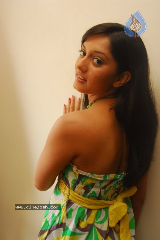 Parvati Vaze Pics - 59 / 62 photos