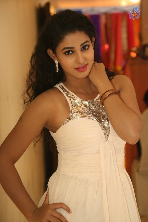 Pavani Latest Pics - 24 / 42 photos