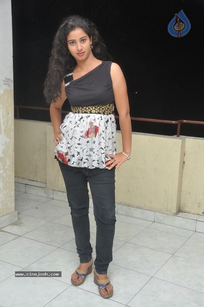 Pavani Latest Stills - 24 / 98 photos