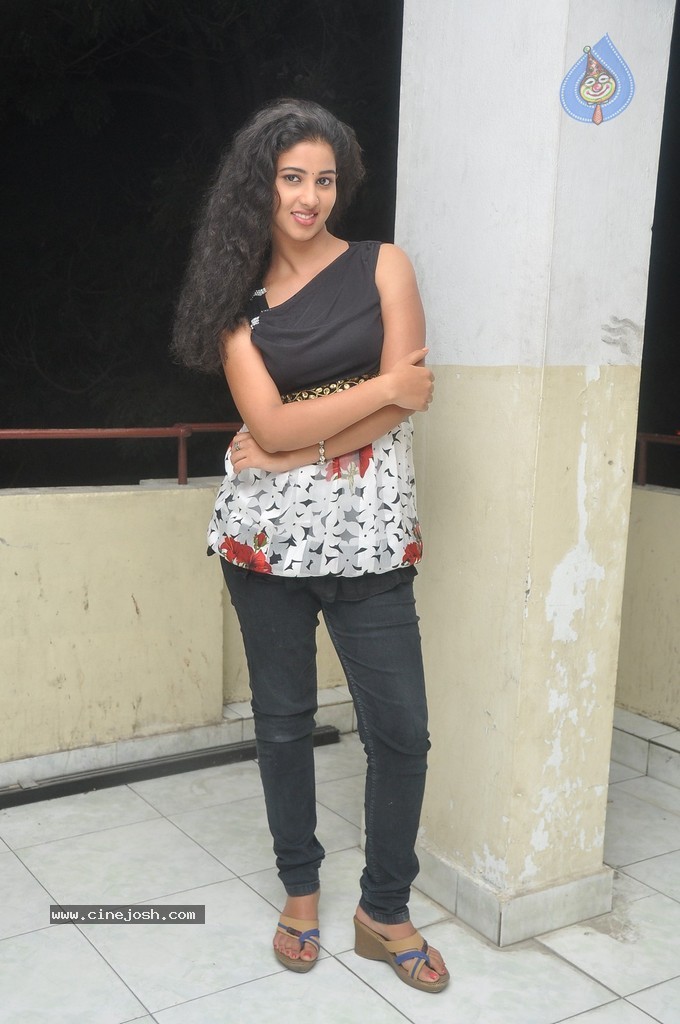 Pavani Latest Stills - 37 / 98 photos