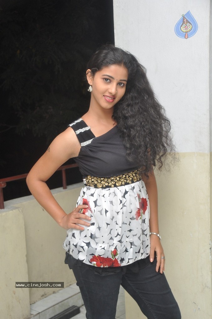 Pavani Latest Stills - 38 / 98 photos