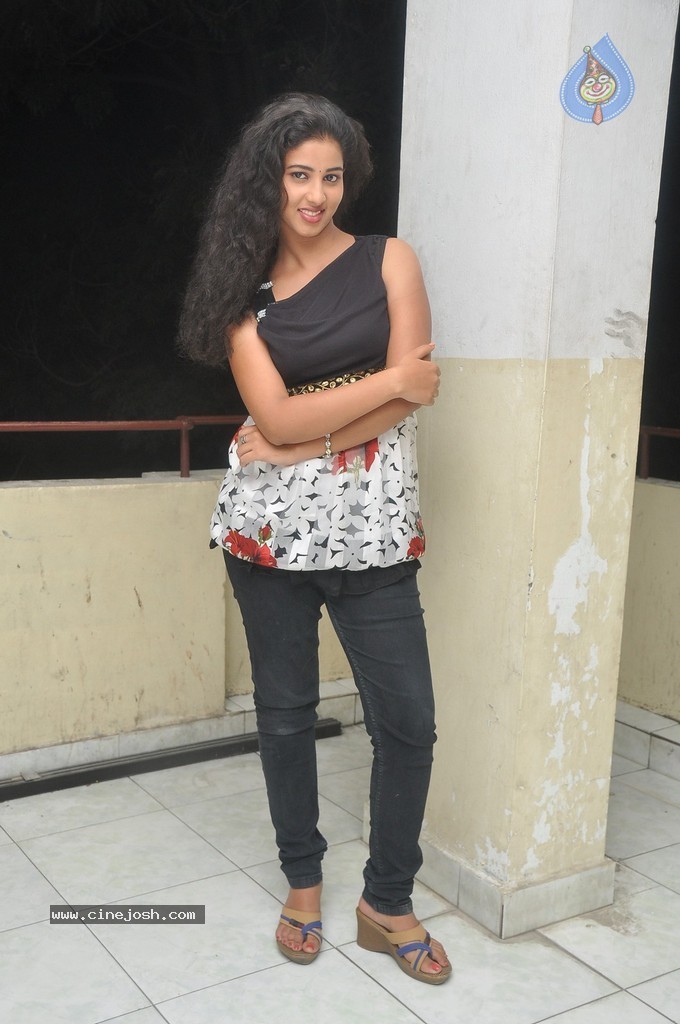 Pavani Latest Stills - 42 / 98 photos