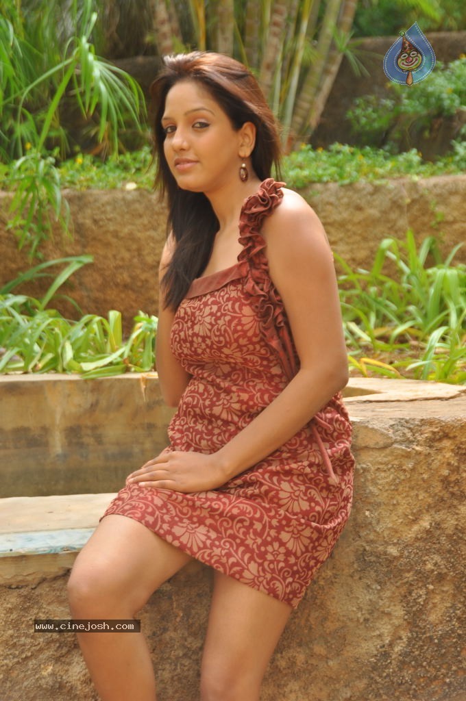 Pavani New Stills - 40 / 70 photos