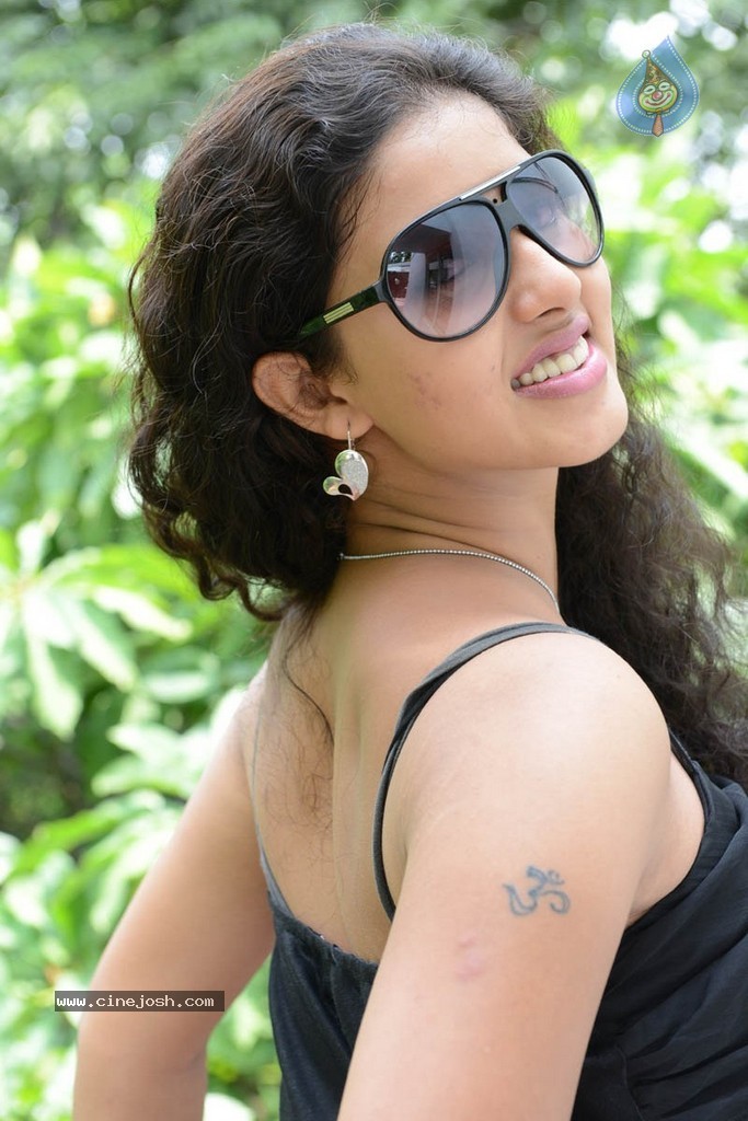 Pavani Stills - 24 / 72 photos