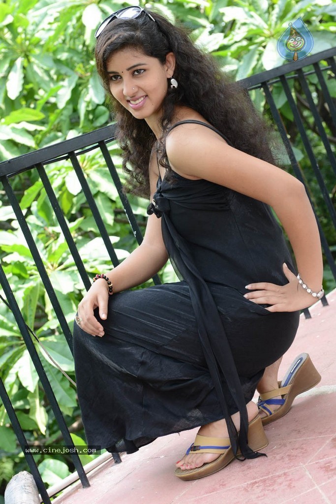 Pavani Stills - 26 / 72 photos