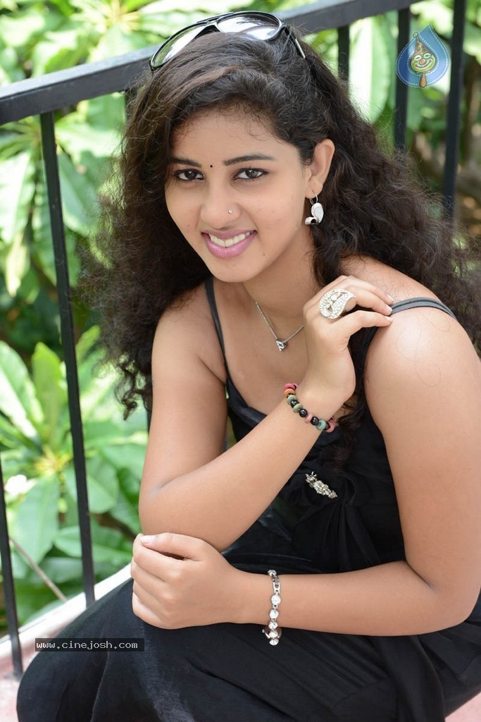 Pavani Stills - 28 / 72 photos