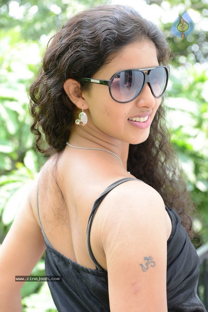 Pavani Stills - 36 / 72 photos